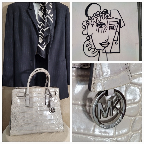 SIZE SMALL items in CLOSET 4/ 6 - Picture 15 of 16